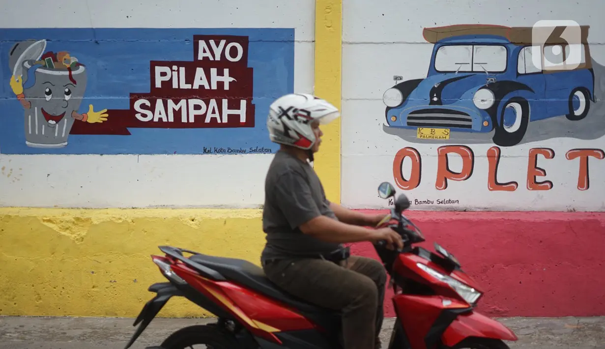 Pengendara motor melintas di depan mural bertema Kota Jakarta di sekitar Rusunawa KS Tubun, Jakarta, Senin (23/11/2020). Mural tersebut dibuat guna memercantik lingkungan di sekitar rusun agar lebih berwarna dan tidak tampak kumuh. (Liputan6.com/Immanuel Antonius)