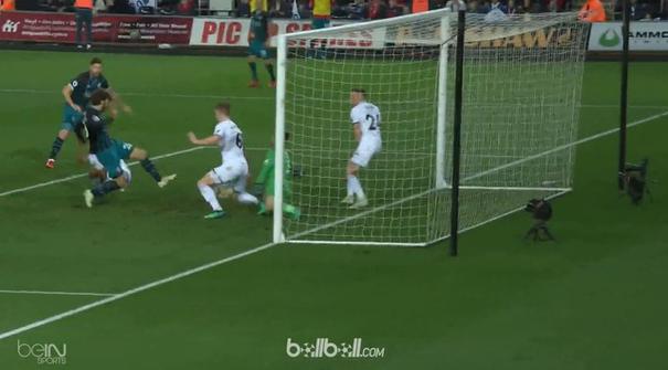 Sepakan deflect Manolo Gabbiadini memberi Southampton kemenangan krusial 1-0 atas rival zona degradasi Swansea di Liberty Stadium,...