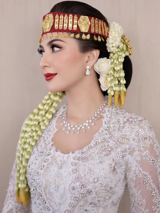 Wajah Jessica Mila dipulas begitu memesona oleh MUA Marlene Hariman. Dengan riasan mata dan bibir terlihat monjol. Credit: Instagram (@marlenehariman)