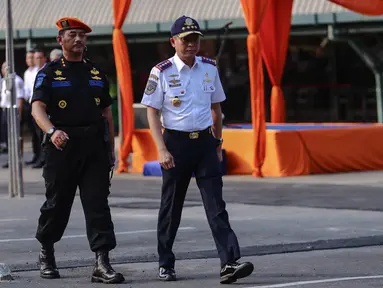 Menhub Ignasius Jonan meninjau pasukan sebelum memulai apel siaga arus mudik Lebaran 2015, Jakarta, Kamis (2/7/2015). Jonan mengingatkan otoritas yang bertugas agar memberikan pelayanan terbaik kepada para pemudik. (Liputan6.com/Faizal Fanani)