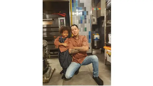 Mantan suami Wanda Hamidah ini berprofesi sebagai seorang chef.
