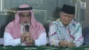 Dubes Arab Saudi untuk Indonesia, Osama bin Mohammed Al-Shuaibi (kiri) menjawab pertanyaan di Kantor PP Muhammadiyah, Jakarta, Selasa (13/11). Osama memberi keterangan terkait Habib Rizieq dan jamaah haji Palestina. (Liputan6.com/Helmi Fithriansyah)