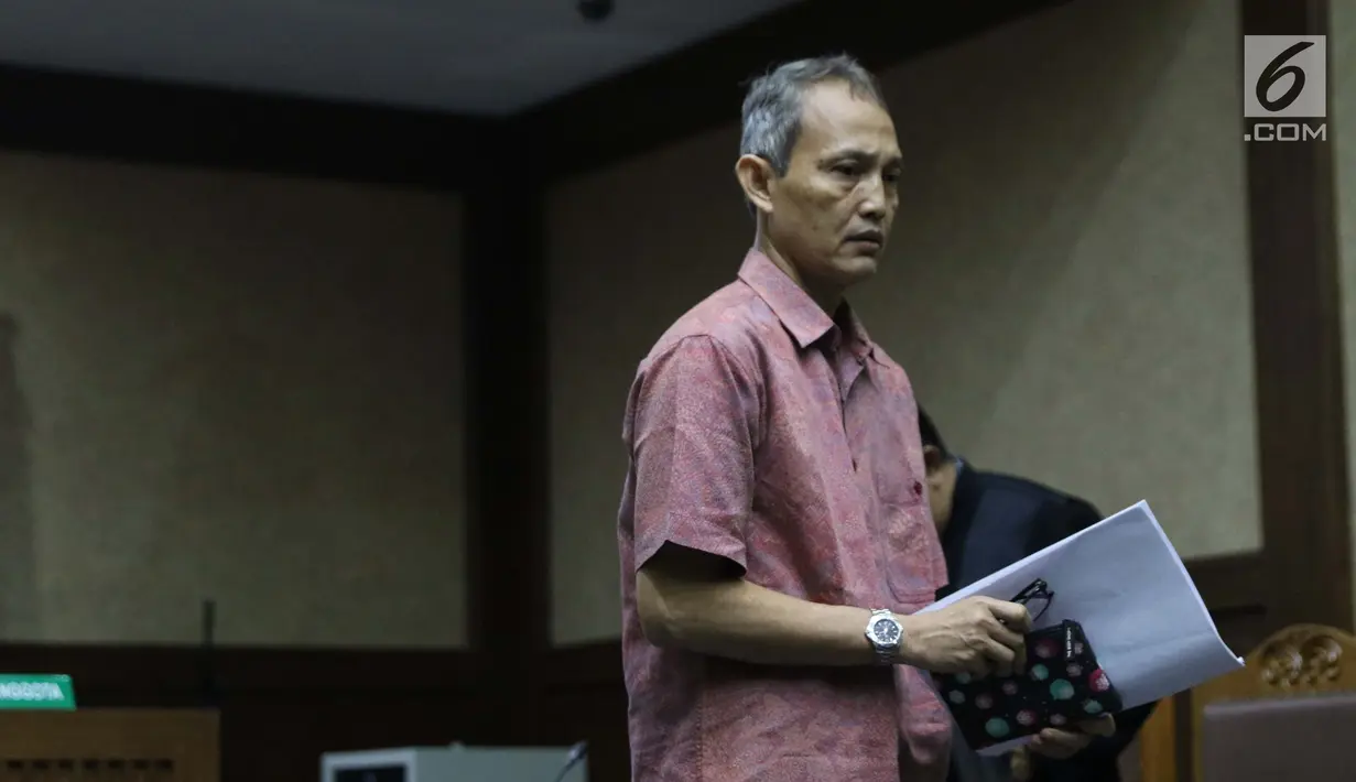 Mantan Direktur Produksi dan Teknologi Krakatau Steel Wisnu Kuncoro usai menjalani sidang dakwaan di Pengadilan Tipikor, Jakarta, Rabu (14/8/2019). Wisnu Kuncoro didakwa menerima suap terkait persetujuan proyek pengadaan dua unit boiler berkapasitas 35 ton. (Liputan6.com/Helmi Fithriansyah)