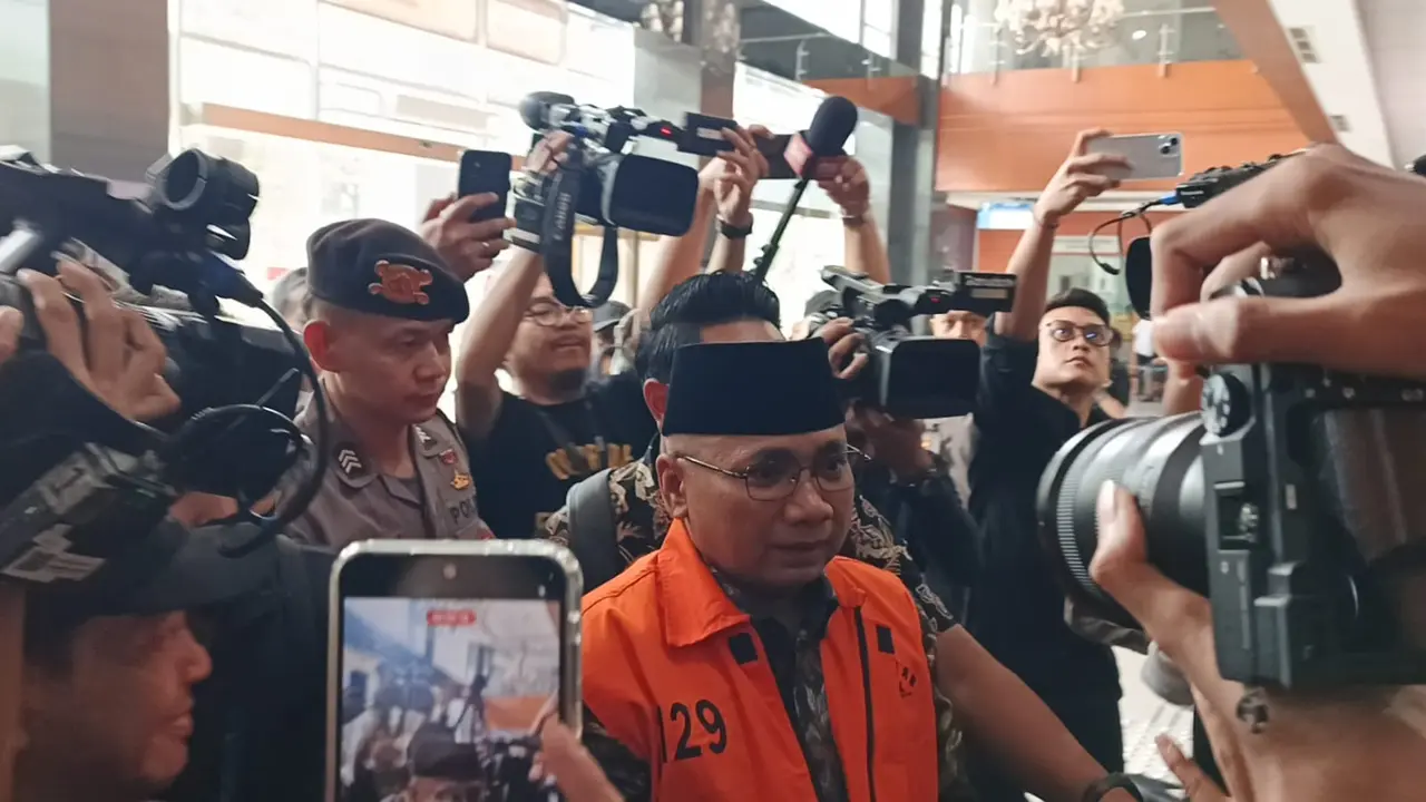 Eks Menag Yaqut Cholil Qoumas Tiba di PN Jakpus, Disambut Selawat Asyghil