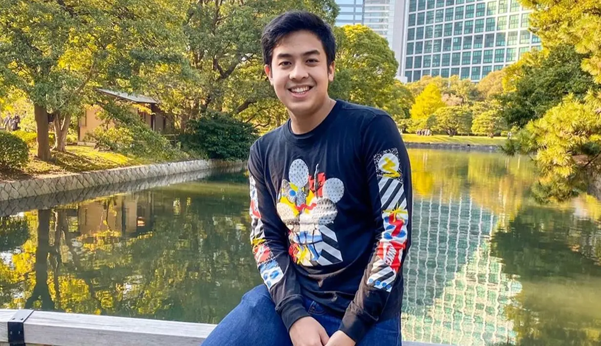 Melalui akun Instagram pribadinya, Jerome cukup sering terlihat berpenampilan casual. Ia pun sering memadupadankan penampilannya dengan celana denim yang dikenakan. (Liputan6.com/IG/@jeromepolin)