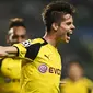 Bayern Munchen akan kehilangan Xabi Alonso yang memutuskan pensiun pada akhir musim. Squawka menyebutkan jika gelandang Dortmund, Julian Weigl menjadi kandidat kuat untuk menggantikan posisi dari Xabi. (AFP/Patricia De Melo)