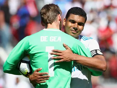 Gelandang Real Madrid, Casemiro, memberikan selamat kepada kiper Manchester United, David De Gea, usai laga ICC 2017 di Stadion Levi's, California, Minggu (23/7/2017). MU menang atas Madrid 2-1 melalui adu penalti. (AFP/Ezra Shaw) 
