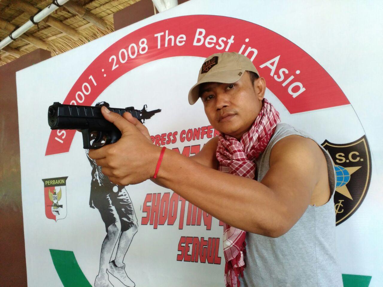 Serunya Penyanyi Andreas Jumanto Latihan Menembak Showbiz