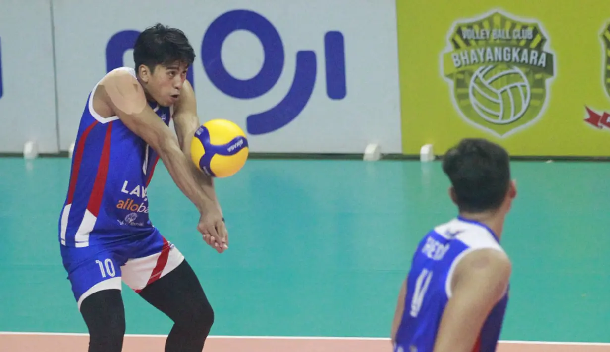 Pebola voli Jakarta Lavani Allo Bank Fahri Septian Putratama (kiri) berusaha mengembalikan bola ke arah tim Jakarta BNI 46 saat pertandingan seri terakhir putaran kedua PLN Proliga Mobile 2023 di GOR UNY, Sleman, D.I Yogyakarta, Jumat (17/2/2023). (Dok. Proliga)