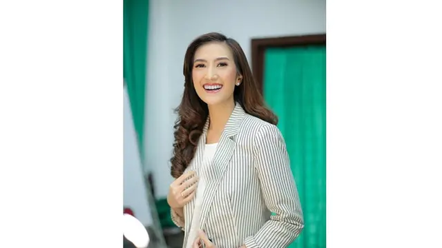 6 Potret Terbaru Amanda Nurani, Penjual Tahu Cantik Viral yang Kini Lulus S2