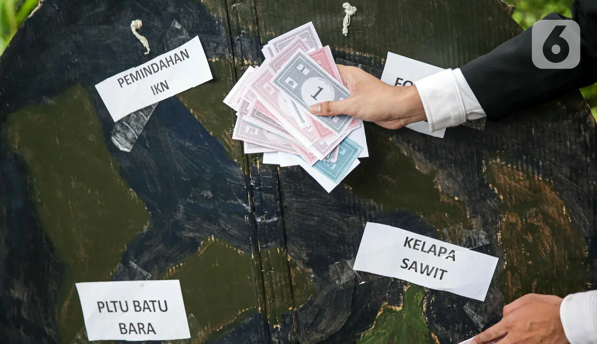 <p>Aktivis Climate Rangers Jakarta, XR Jakarta, dan 350 Indonesia berunjuk rasa di depan Gedung Kementerian Investasi/BKPM, Jakarta, Jumat (22/4/2022). Aktivis menuntut pemerintah serius dalam memilih investasi yang baik bagi kelestarian bumi. (Liputan6.com/Faizal Fanani)</p>