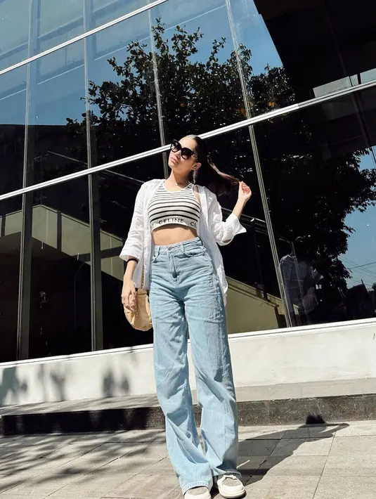 Pertama kali dukung suami langsung di stadion, selebgram berusia 19 tahun ini ikat rambutnya dengan gaya ponytail. Meski sudah 1 bulan resmi menikah dengan Arhan, namun tak sedikit netizen yang masih menantikan unggahan Azizah bareng Arhan di Instagram. Seperti diketahui, unggahan Azizah saat dukung Arhan ini merupakan unggahan Instagram ketiga setelah menikah.