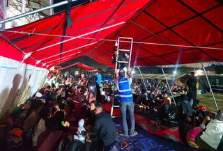 Petugas PLN melakukan pemasangan instalasi listrik di tenda pengungsian korban gempa di Flores, NTT. (Foto: PLN)