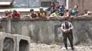 Sejumlah warga melihat reka ulang pembunuhan bocah dalam kardus, Jakarta, Selasa (20/10/2015). Proses rekonstruksi dengan tersangka Agus Dermawan menjadi tontonan warga. (Liputan6.com/Gempur M Surya)