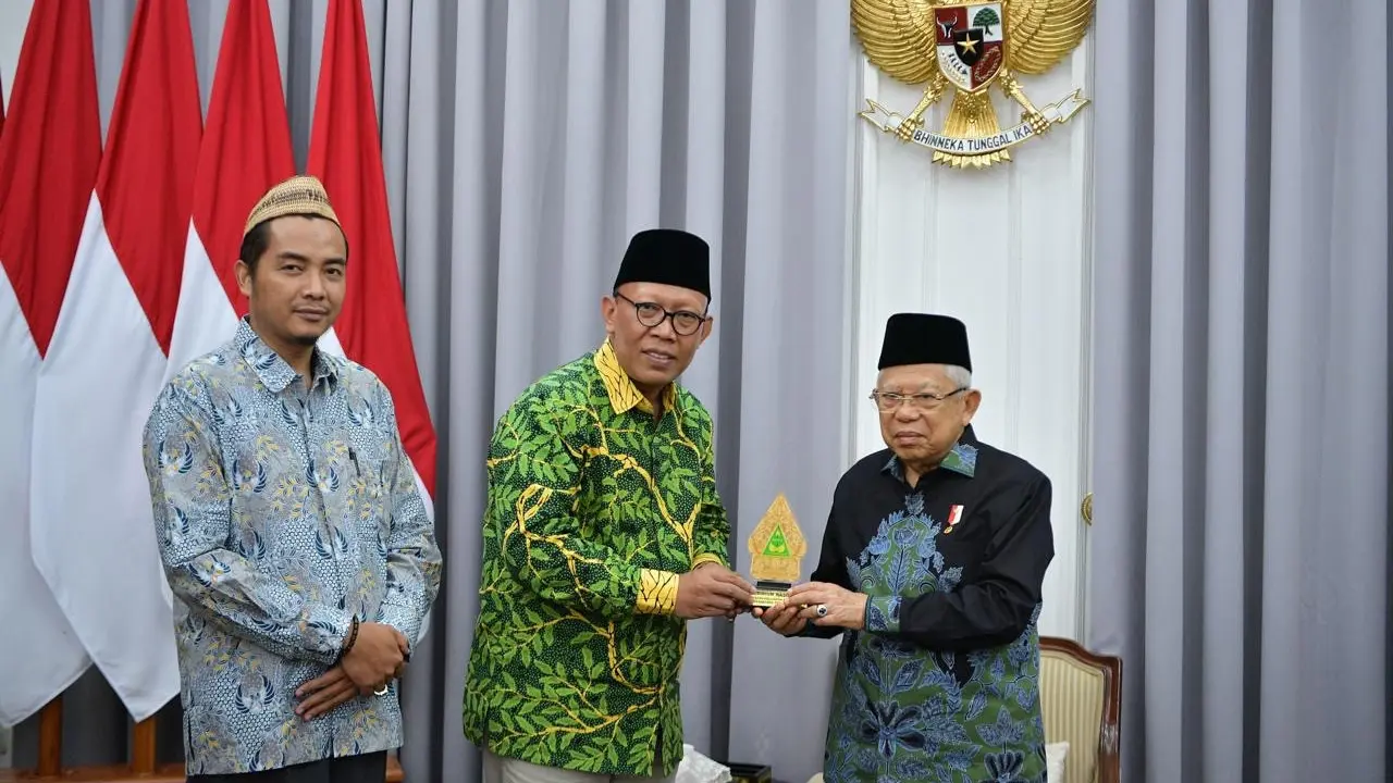 Pengurus Presidium Nasional Ikatan Keluarga Alumni Pesantren Tebuireng (PRESNAS IKAPETE) bersilahturahmi  dengan Wakil Presiden (Wapres) Ma’ruf Amin, di kediaman resmi Wapres, Jakarta Pusat, Jumat (17/05/2024) (BPMI Setwapres)