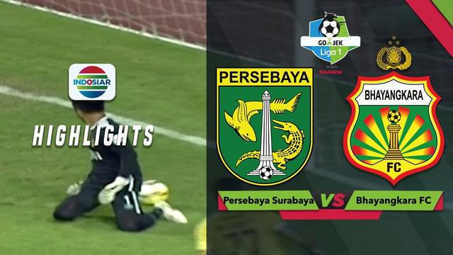 Wahyu Dwi nyaris kebobolan dengan bola melewati kolong kakinya saat Bhayangkara FC menghadapi Persebaya Surabaya dalam lanjutan Gojek Liga 1 2018 bersama Bukalapak, Senin (26/11/2018).