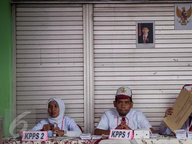 Petugas KPPS berseragam pelajar sekolah dasar menunggu warga yang akan menggunakan hak pilih pada Pilkada DKI 2017 di TPS 45 Kelurahan Kebon Pala, Jakarta, Rabu (15/2). Hal itu dilakukan untuk menarik warga datang ke TPS. (Liputan6.com/Gempur M Surya)