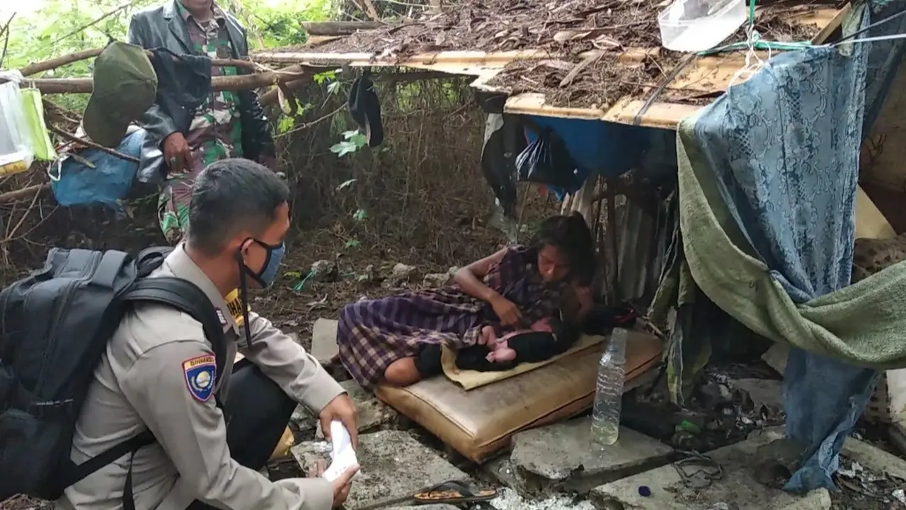 Aksi heroik Serda Deni dan Bripka Haris tunawisma melahirkan. (Ady Anugrahadi/Liputan6.com)