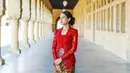 Di hari kelulusannya dari Standford University, Maudy Ayunda kenakan kebaya kutubaru klasik dengan angkin merah marun bersama batik tulis halus rancangan desainer Didiet Maulana. Artis multitalenta ini melengkapi penampilannya dengan kalung dan hiasan rambut warna kuno. (FOTO: Instagram/maudyayunda)