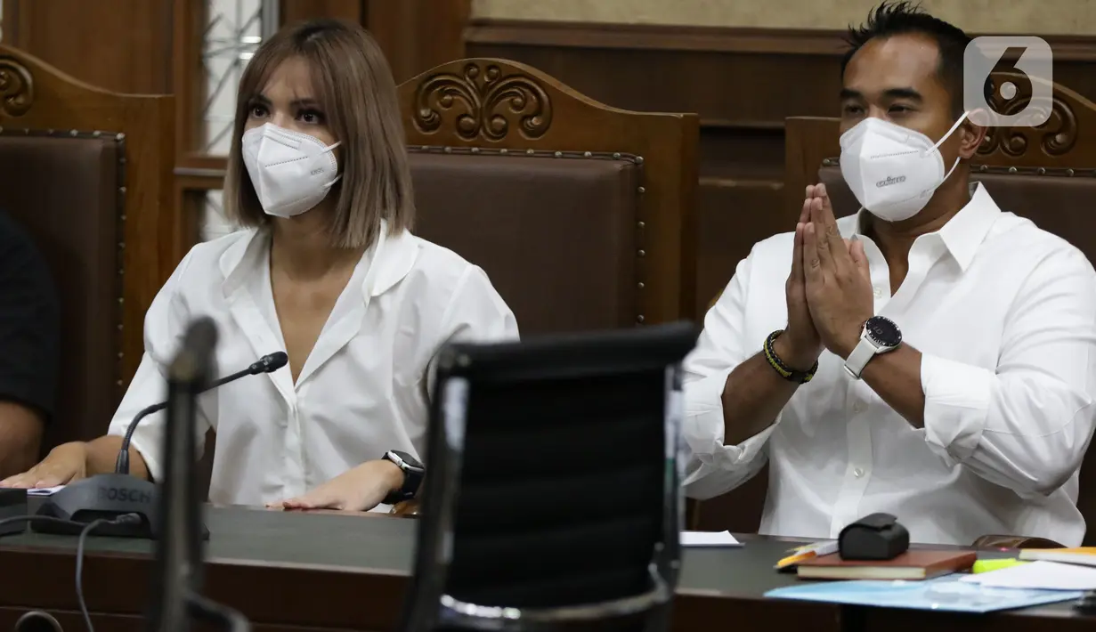 Pasangan selebritas Nia Ramadhani (kiri) bersama suaminya, Ardi Bakrie saat menjalani sidang lanjutan kasus dugaan penyalahgunaan narkoba di Pengadilan Negeri Jakarta Pusat, Kamis (9/12/2021). Sidang lanjutan tersebut mendengar keterangan saksi ahli. (Liputan6.com/Helmi Fithriansyah)