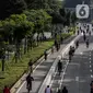 Petugas Dishub berjaga saat uji coba pembatas jalur sepeda permanen di kawasan Sudirman, Jakarta, Minggu (28/2/2021). Dalam uji coba tersebut terlihat masih banyak pesepeda yang melintas di luar jalur khusus yang telah disediakan. (Liputan6.com/Johan Tallo)