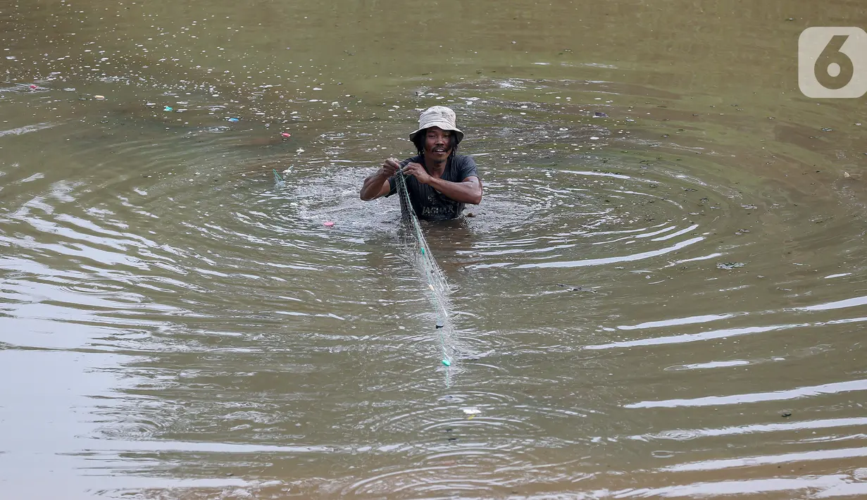 Warga menjaring ikan di galian properti kawasan Kampung Sawah, Ciputat, Tangerang Selatan, Senin (13/7/2020). Masa pandemi Covid-19, warga memanfaatkan waktu luang dengan menjaring ikan untuk menyambung hidup. (Liputan6.com/Fery Pradolo)