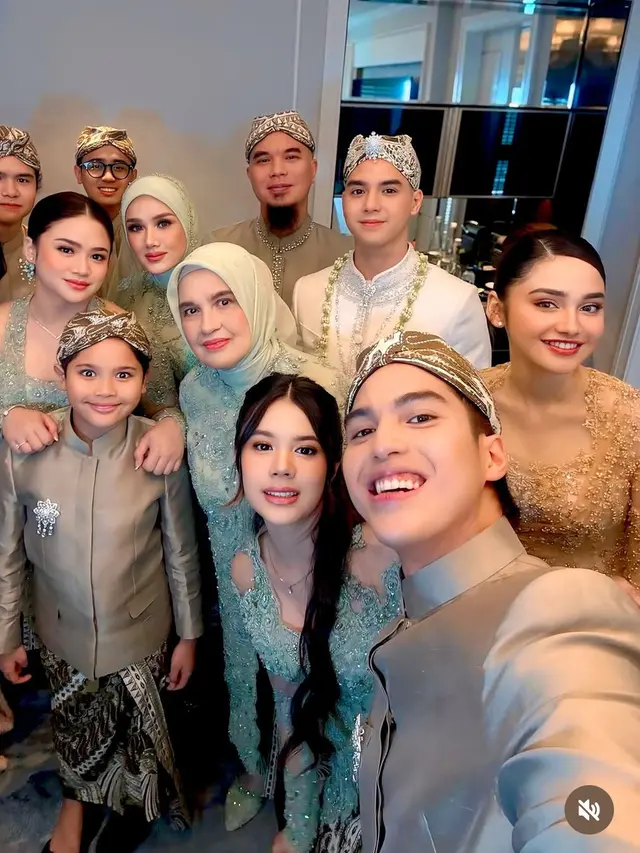 Adik Kandung dan Sambung Al Ghazali di Momen Akad Nikahnya. [@ahmaddhaniofficial]