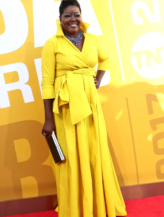 Wanda Durant, ibunda dari pebasket Golden State Warriors, Kebin Durant, berpose saat melintasi karpet merah NBA Awards 2017 di Basketball City, New York, Senin, (26/6/2017). (NBAE via Getty Images/Nathaniel S Butler)