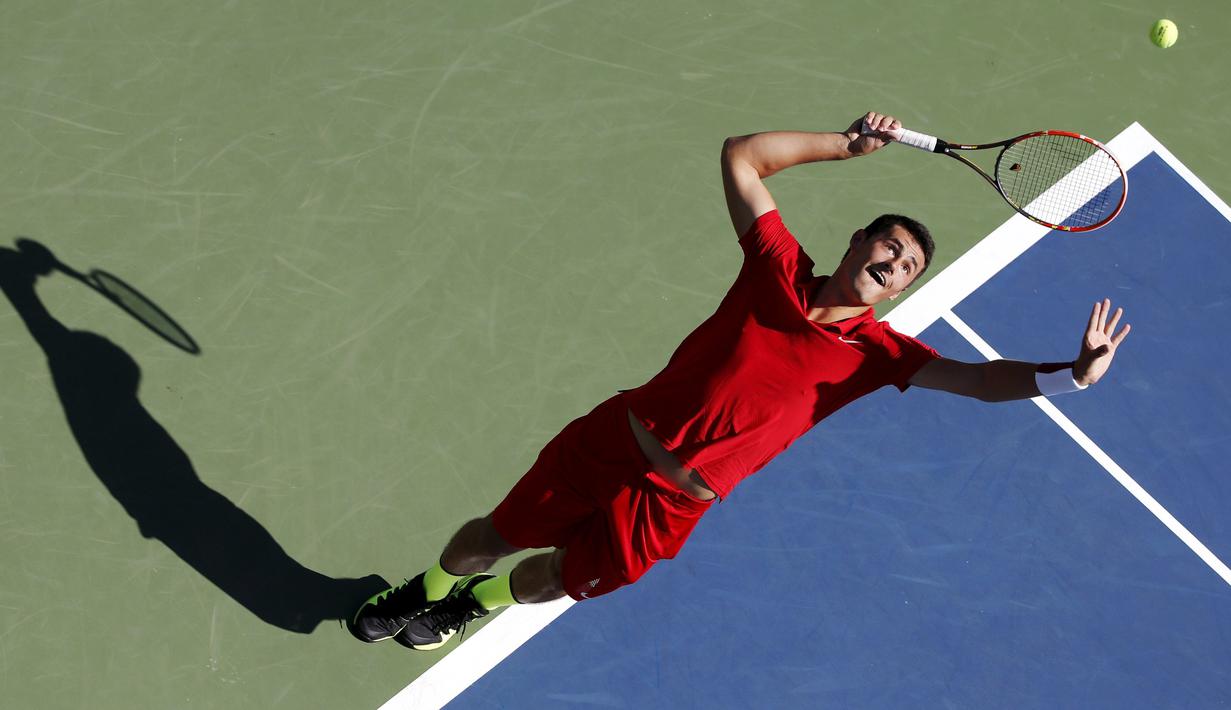 Aksi petenis Australia, Bernard Tomic, saat bertanding melawan petenis Prancis, Richard Gasquet, dalam Turnamen Tenis AS Terbuka 2015 di New York, AS. (5/9/2015). (Reuters/Mike Segar)