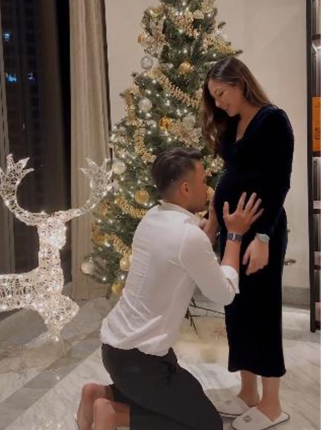 6 Potret Keseruan Jessica Mila Hias Pohon Natal Bareng Kakak Ipar dan Mertua