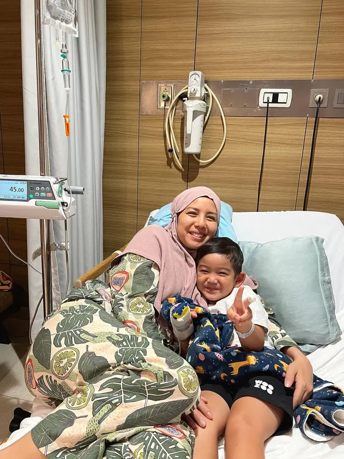 Tya Ariestya Kabarkan Sang Putra Alami Demam Hingga 5 Hari Tak Kunjung Mereda hingga Kesulitan Cari Rumah Sakit