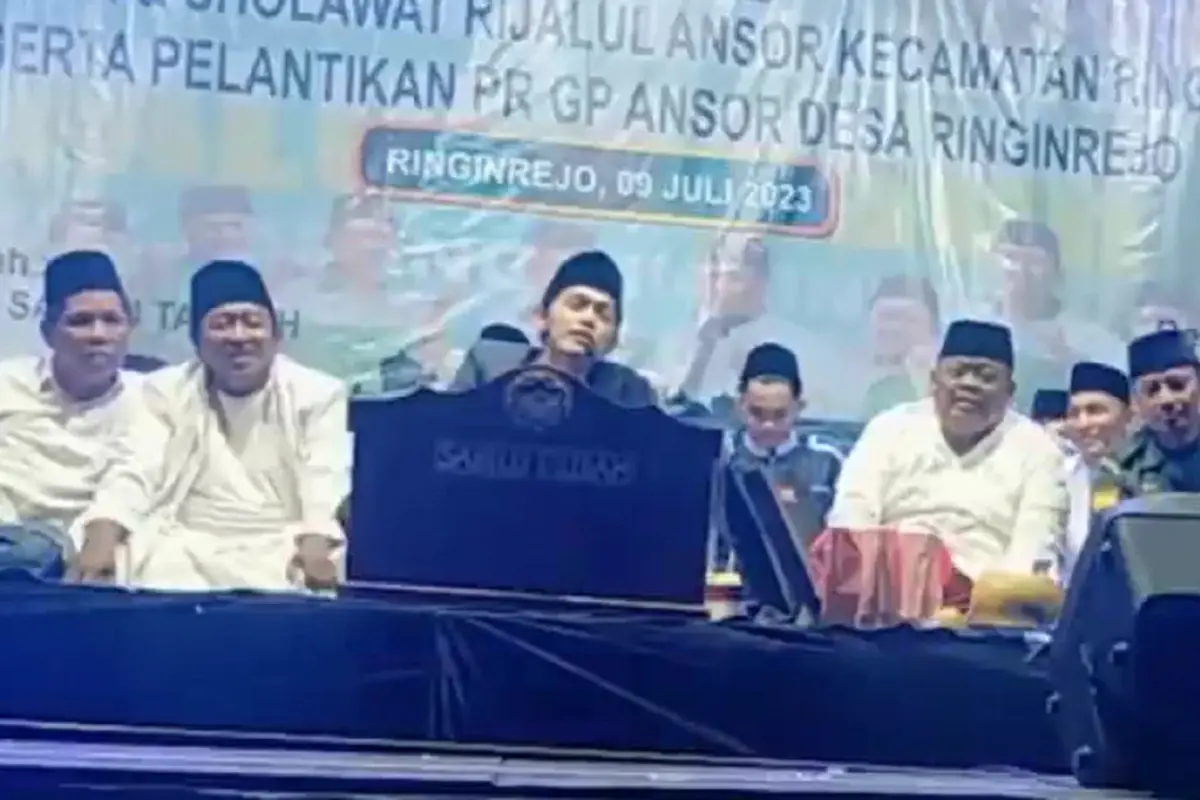 Gus Iqdam bincang santai dengan salah seorang jemaahnya (Tangkap Layar YouTube)