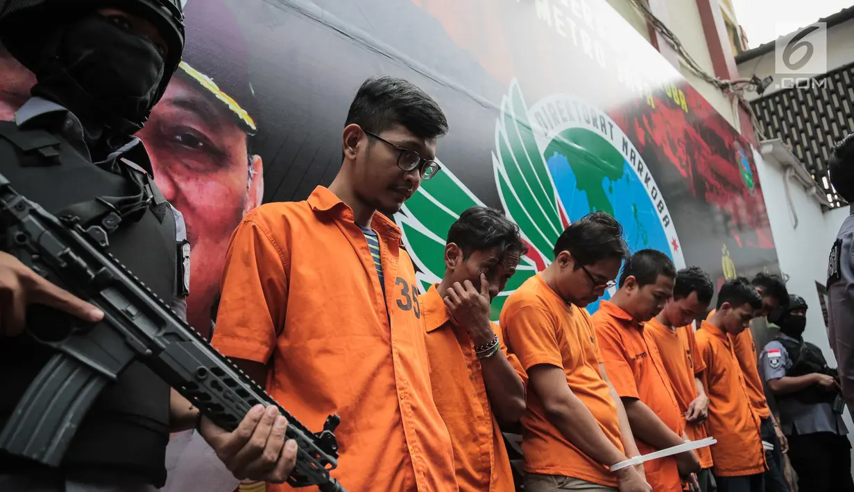 Tersangka dihadirkan saat rilis kasus narkoba jaringan Malaysia-Jakarta di Ditresnarkoba Polda Metro Jaya, Jakarta, Kamis (8/8/2019). Ditresnarkoba Polda Metro Jaya membekuk tujuh tersangka dalam kasus ini. (Liputan6.com/Faizal Fanani)