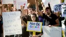 Karyawan Google melakukan aksi protes terkait pelecehan seksual yang terjadi di perusahaannya di Kantor Pusat Mountain View, California, AS,  Kamis (1/11). Aksi ini dilakukan oleh karyawan Google di berbagai negara. (AP Photo/Noah Berger)