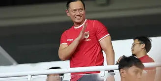 Duduk di tribun VIP, AHY pun tampak mengenakan jersey terbaru Timnas warna merah. Jersey tersebut memerlihatkan otot lengan AHY. [@agusyudhoyono]