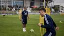 Penyerang Olympique Lyon, Marcal, melakukan latihan di Decines-Charpieu Groupama, Prancis, Rabu (10/6/2020). Olympique Lyon melakukan persiapan Jelang leg kedua babak 16 besar Liga Champions melawan Juventus. (AFP/Jeff Pachoud)