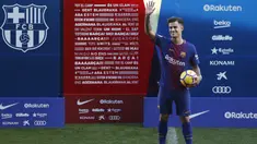 Pemain Brasil, Philippe Coutinho memberikan salam kepada fans saat tiba di Camp Nou stadium, Barcelona, Spain, (8/01/2018). Coutinho bergabung dengan Barcelona dari Liverpool dengan nilai transfer sebesar 160 juta euro. (AP/Manu Fernandez)