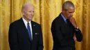 Presiden AS Joe Biden, dan mantan Presiden Barack Obama mendengarkan Wakil Presiden AS Kamala Harris (di luar bingkai) berbicara tentang Undang-Undang Perawatan Terjangkau dan Medicaid di East Room Gedung Putih di Washington, 5 April 2022. (MANDEL NGAN / AFP)