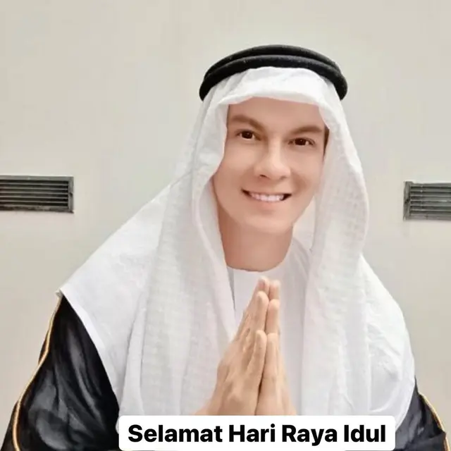 6 Potret Bertrand Antolin Pakai Baju Koko, Tuai Pujian