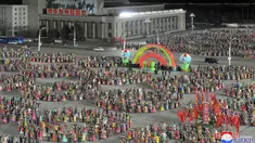 Para pelajar muda merayakan peringatan 80 tahun kelahiran Kim Jong Il, di Pyongyang (16/2/2022). Korea Utara merayakan hari kelahiran Kim Jong Il tidak dengan acara militer. (AFP/KCNA Via KNS/STR)