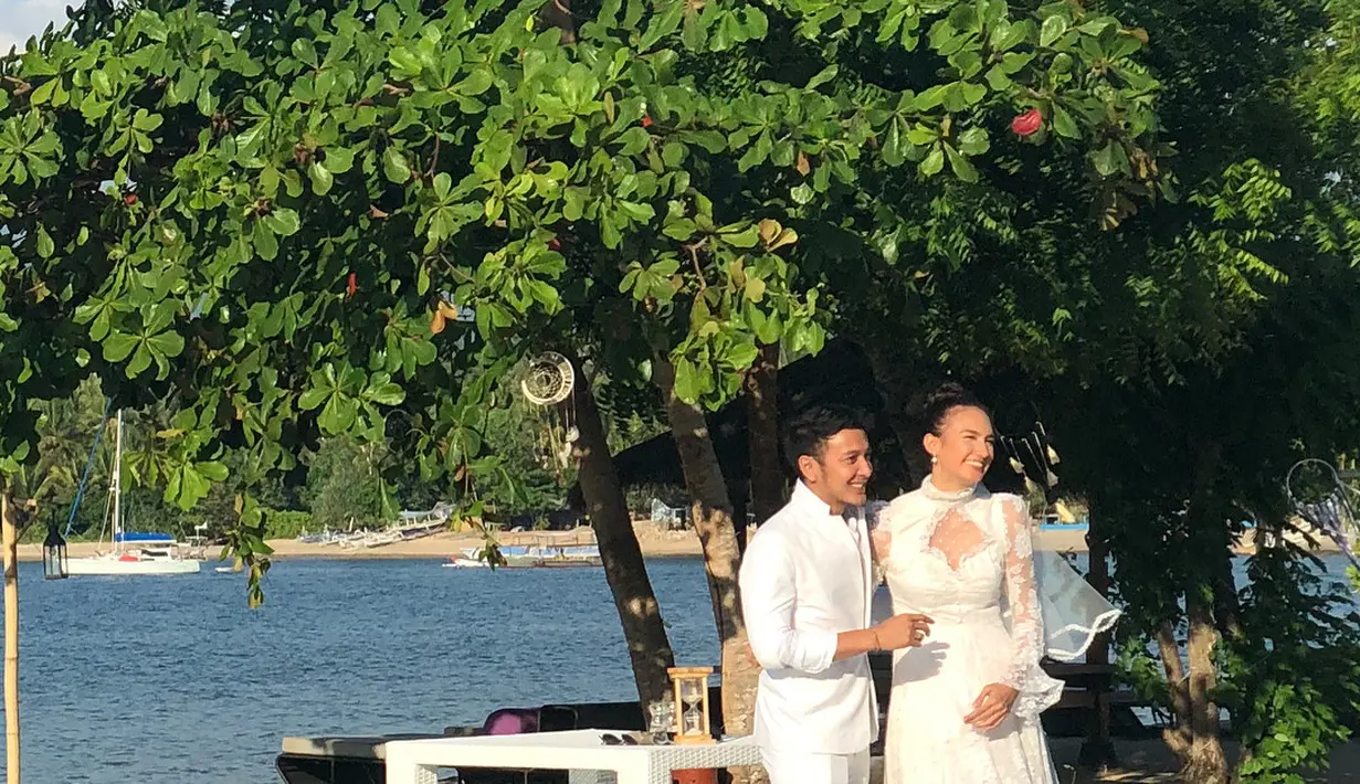 Setelah bungkam terkait pernikahannya, pasangan Nadine Chandrawinata dan Dimas Anggara akhirnya terkuak. Pasangan ini baru saja meresmikan hubungannya di Lombok. (instagram)