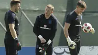 Jordan Pickford (tengah) berbincang dengan, Jack Butland (kiri) dan Nick Pope pada sesi latihan di Zelenogorsk dekat St. Petersburg, Rusia, (13/7/2018). Inggris akan melawan Belgia untuk memperebutkan tempat ketiga Piala Dunia 2018. (AP/Dmitri Lovetsky)