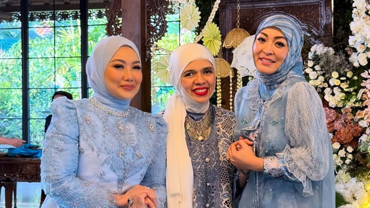 Adu Gaya Serba Biru Para Mama: Reza Artamevia, Angelina Sondakh, dan Geni Faruk di Acara 7 Bulanan Aaliyah Massaid