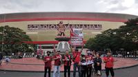 Aksi damai yang dilakukan oleh kelompok pendukung Persis Solo, Pasoepati, di Stadion Manahan, Jumat (24/6/2022). (Bola.com/Hery Kurniawan)