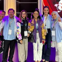 Dalam sebuah acara, Ashanty dan Krisdayanti tampak kompak mengenakan jaket baseball varsity. Membuat keduanya terlihat bak anak muda. [@ashanty_ash]