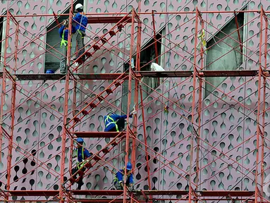 Para pekerja sedang menyelesaikan proyek pembangunan di kawasan Thamrin, Jakarta, Kamis, (8/1/2015). (Liputan6.com/Johan Tallo)