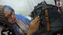 Perajin Risma Eljundi menunjukkan tas dari bahan celana jeans bekas di Legok, Tangerang, Banten, Senin (11/11/2019). Tas berbahan jeans dijual dengan harga Rp 150 ribu hingga Rp 250 ribu. (merdeka.com/Arie Basuki)