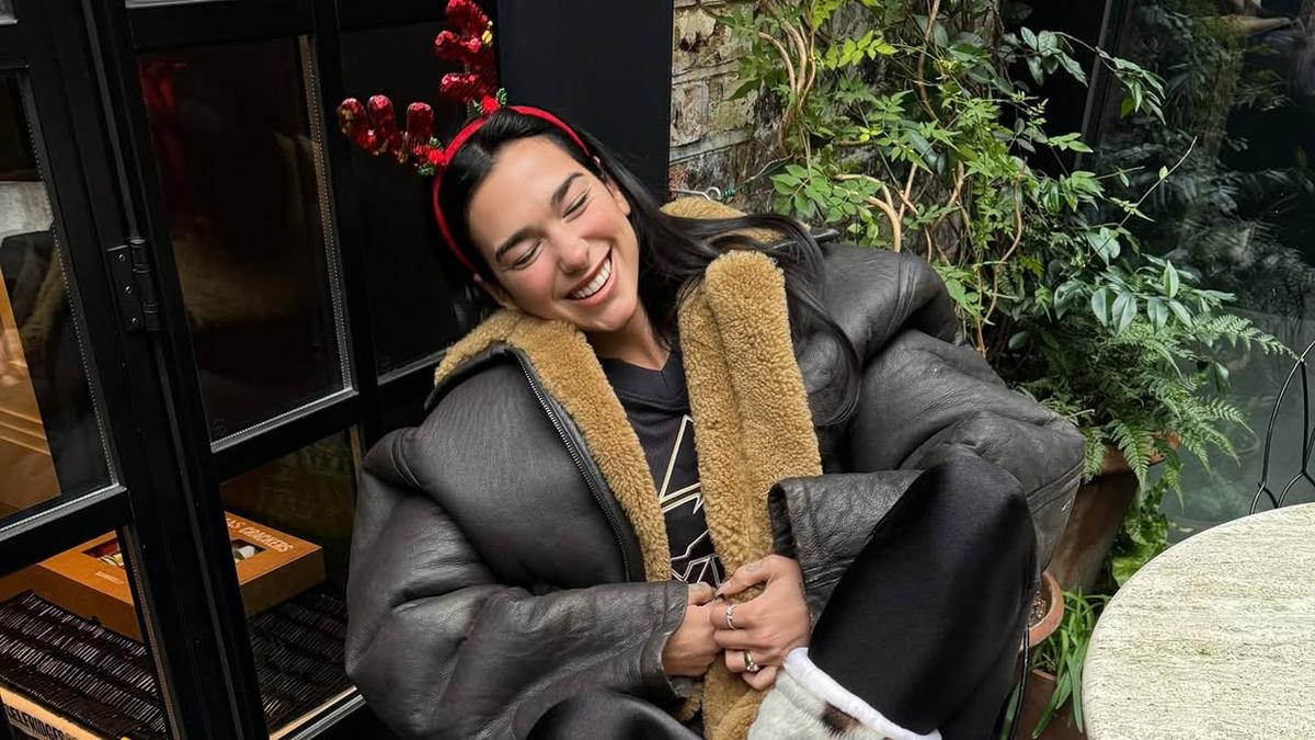 Dua Lipa Hingga Natalie Portman, 5 Selebritas Ini Punya Klub Buku yang Seru