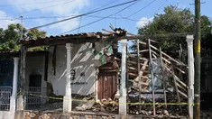 Foto menunjukkan kondisi rumah yang rusak setelah guncangan gempa bumi berkekuatan 6,5 magnitudo di komunitas San Marcos, negara bagian Guerrero, Meksiko pada Jumat 2 Januari 2026. Gempa bumi berkekuatan 6,5 magnitudo yang mengguncang Mexico City, Jumat (2/1/2026) waktu setempat. (Francisco ROBLES/AFP)