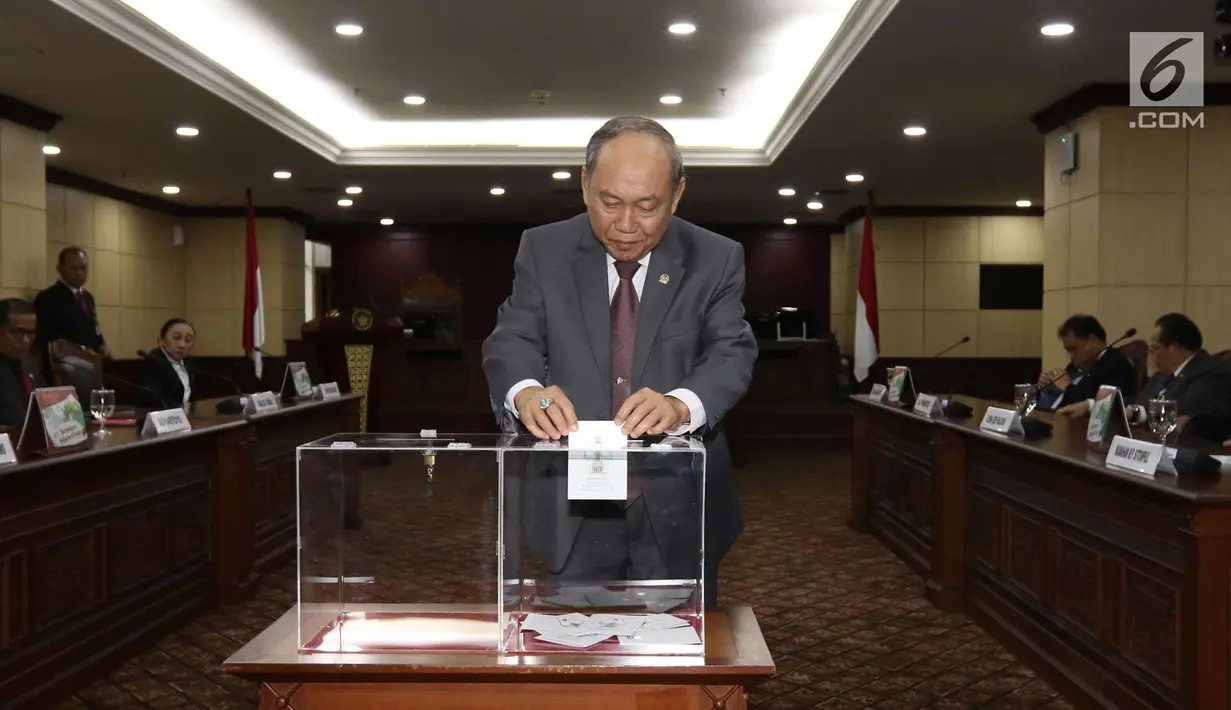 Hakim Konstitusi menunjukkan surat suara saat pemilihan Ketua Mahkamah Konstitusi (MK) di Jakarta, Senin (2/3). Sembilan hakim konstitusi melakukan voting untuk memilih ketua yang baru. (Liputan6.com/Angga Yuniar)
